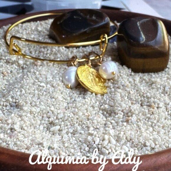 Gold adjustable bangle charms and freshwater pearl - Picture 2 of 3